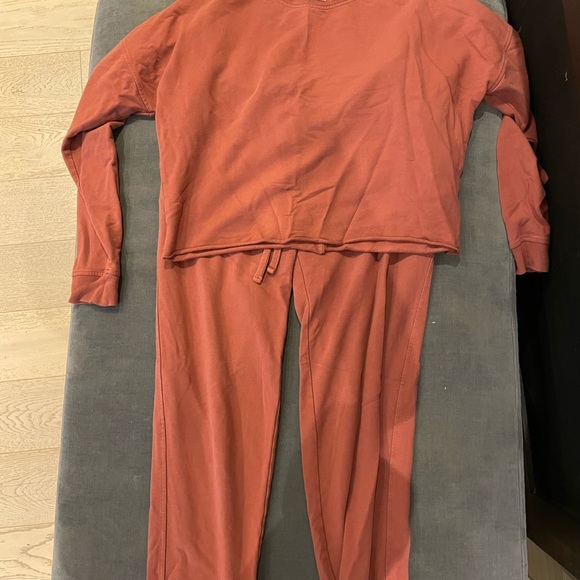 Knix Good to Go crew neck and matching jogger in cinnamon. - Picture 4 of 4